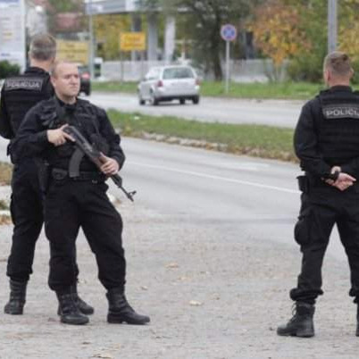 Specijalci s dugim cijevima na izlazu iz KS 