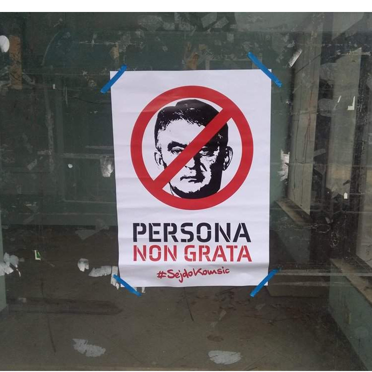 Odžak oblijepljen plakatima protiv Komšića