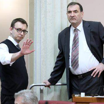 "Kako biste postupili kada bi Dodik zahtijevao od Hrvatske da izmijeni Ustav?"