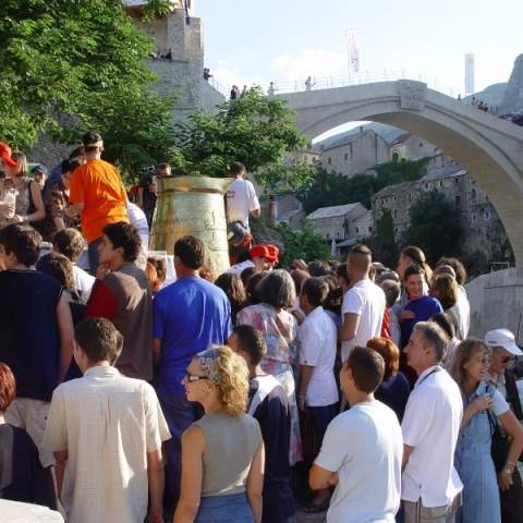 Vispakova najveća džezva na svijetu napunila 13 godina