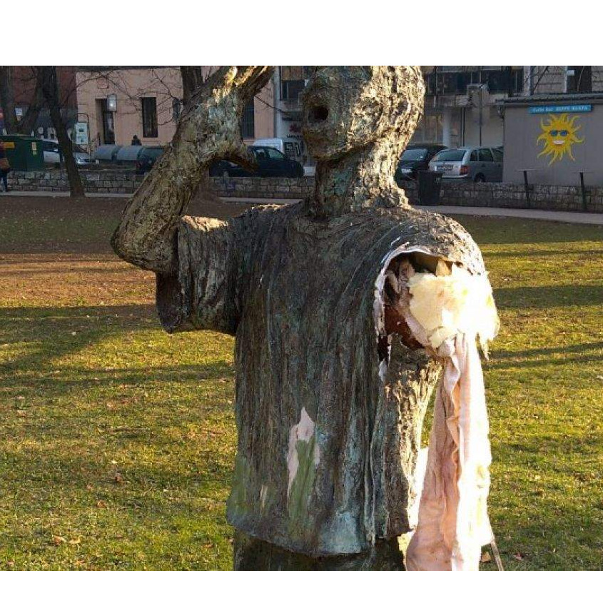 Ponovo oštećena skulptura "Nermine, dođi!" u Velikom parku