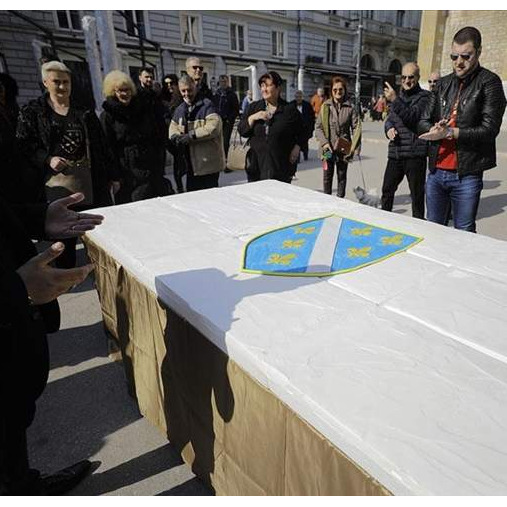 U centru Sarajeva torta u obliku zastave sa ljiljanima 