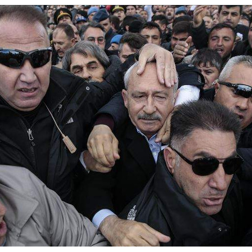 Grupa demonstranata fizički nasrnula na lidera CHP-a (Video)