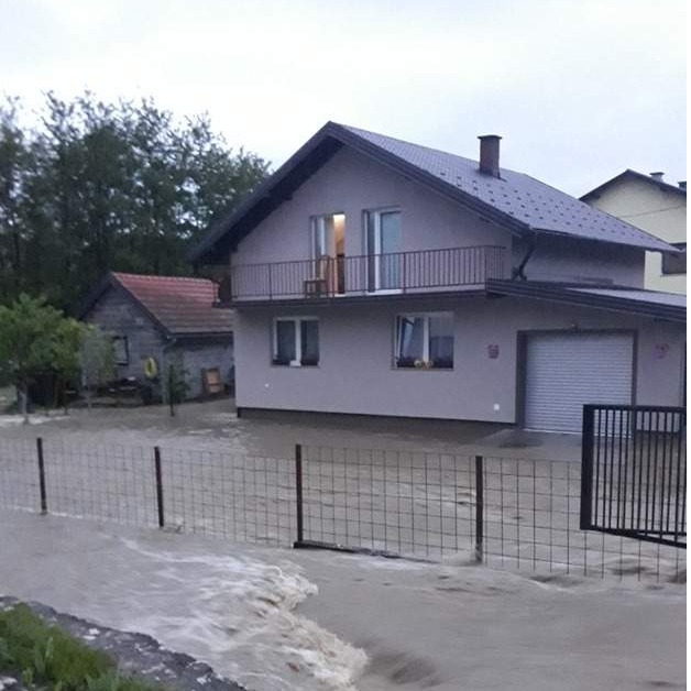 Vanredno i u Tesliću: Obustavljena nastava, ekipe civilne zaštite na terenu