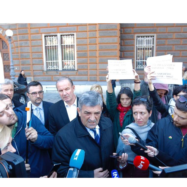 Pokvarili se antiteroristički stubići na najskupljem trotoaru u BiH