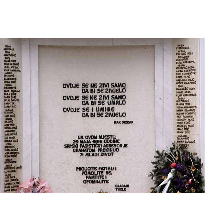 OVDJE SE I UMIRE, DA BI SE ŽIVJELO | Navršile se 24 godine od masakra na Tuzlanskoj kapiji