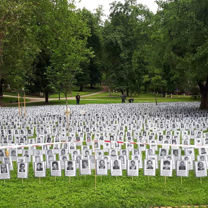 U Velikom parku u Sarajevu postavljene slike 3.176 ubijenih Prijedorčana