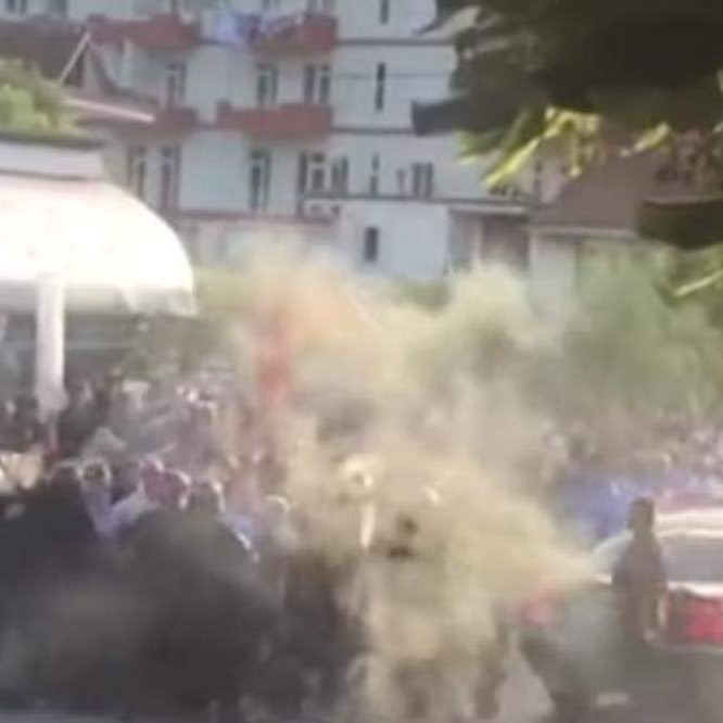 Drama u Albaniji: Kamenovan automobil Edija Rame! (Video)