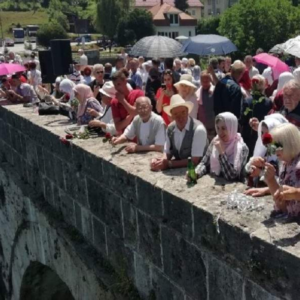 Višegrad: U Drinu spušteno 3.000 ruža za 3.000 ubijenih Bošnjaka