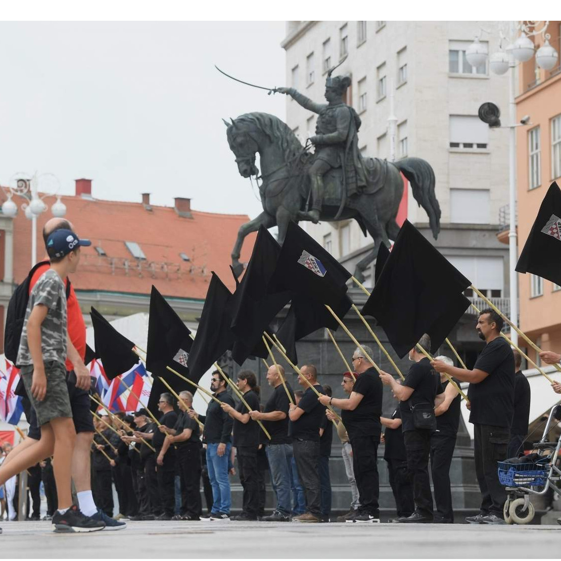Ustaške parole, obilježja i pozdravi u centru Zagreba, policija nije reagovala
