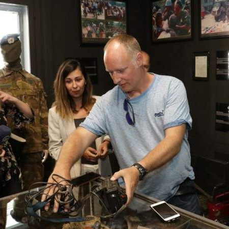 SJEĆANJE NA GENOCID| Bivši pripadnik holandskog bataljona poklonio autentičnu kameru kojom je snimana agonija Srebrenice