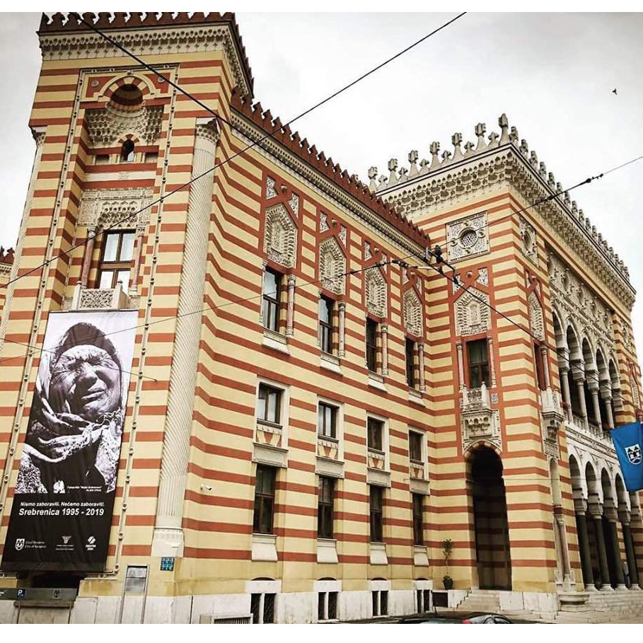 Portret majke Srebrenice Šuhre Malić izložen na Vijećnici, 11. jula u Istanbulu