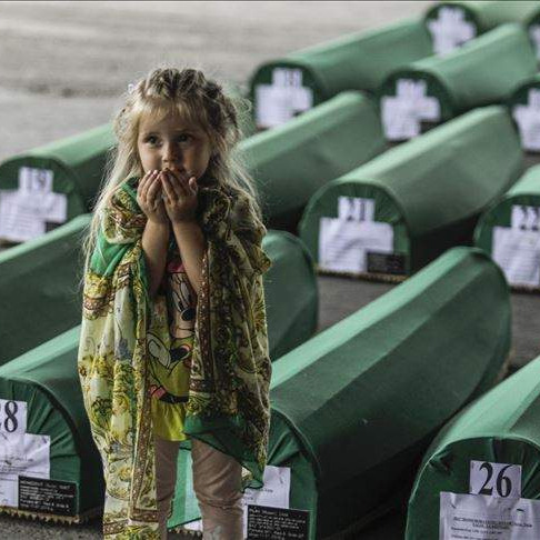 Potočari: Porodice obilaze mezarja i oproštaju se od najmilijih 