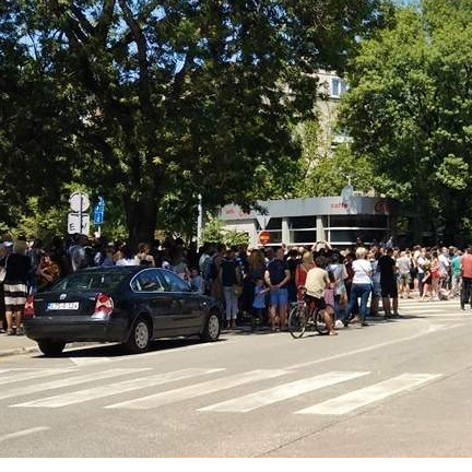 Mostar: Ispred HDZ BiH se orilo se "lopovi, lopovi"!