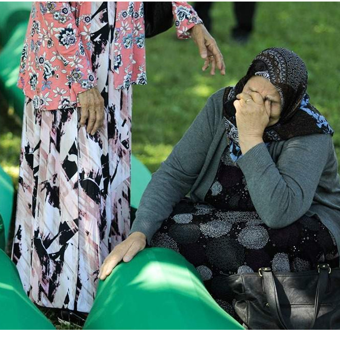 SMIRAJ ZA NEVINE ŽRTVE | Klanjana dženaza za 33 žrtve genocida u Srebrenici (Video)