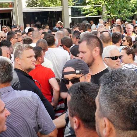 Radnici "Aluminija" zasuli Čovićev automobil bocama, Mostarom odjekuje "lopove, lopove"