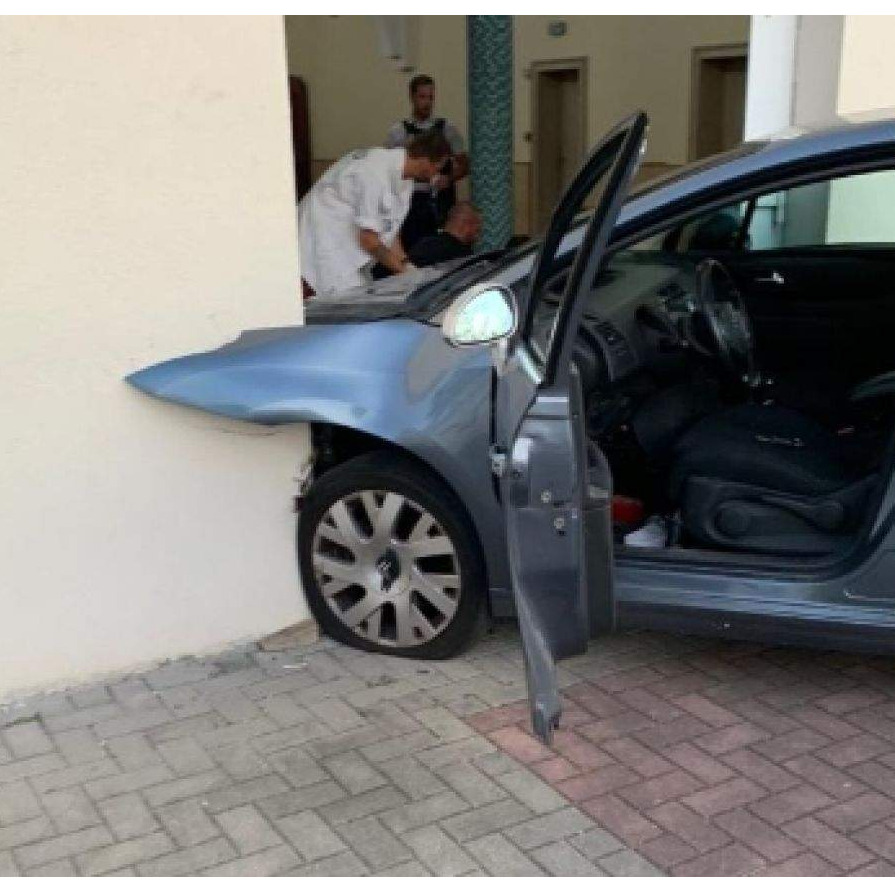 Francuska: Muškarac se automobilom zabio u džamiju, vozač uhapšen