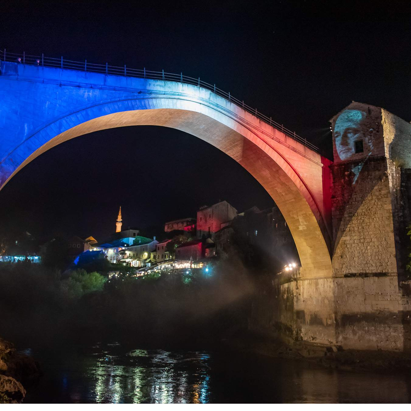 Mostarci odali počast: Na Starom mostu boje Francuske i lik Jacquesa Chiraca