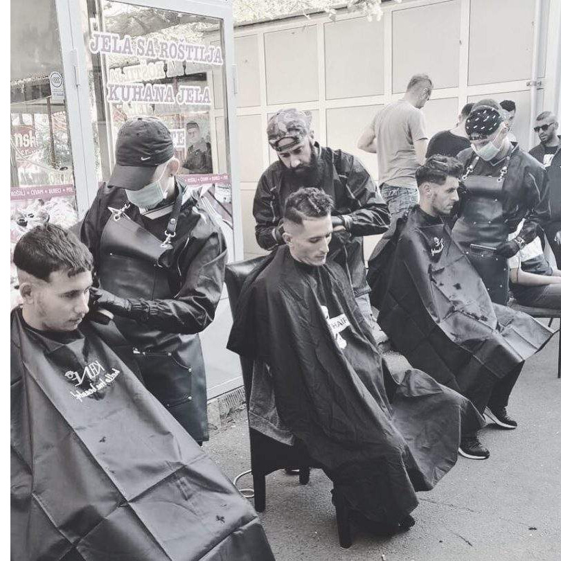 Tim frizera došao u Tuzlu besplatno šišati migrante, dok ih svi saloni odbijaju