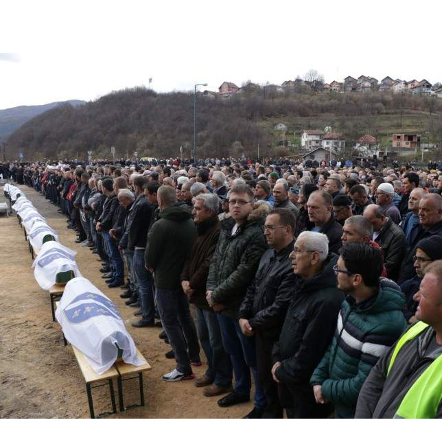 Klanjana dženaza žrtvama ekshumiranim iz masovne grobnice Lokvice-Igman