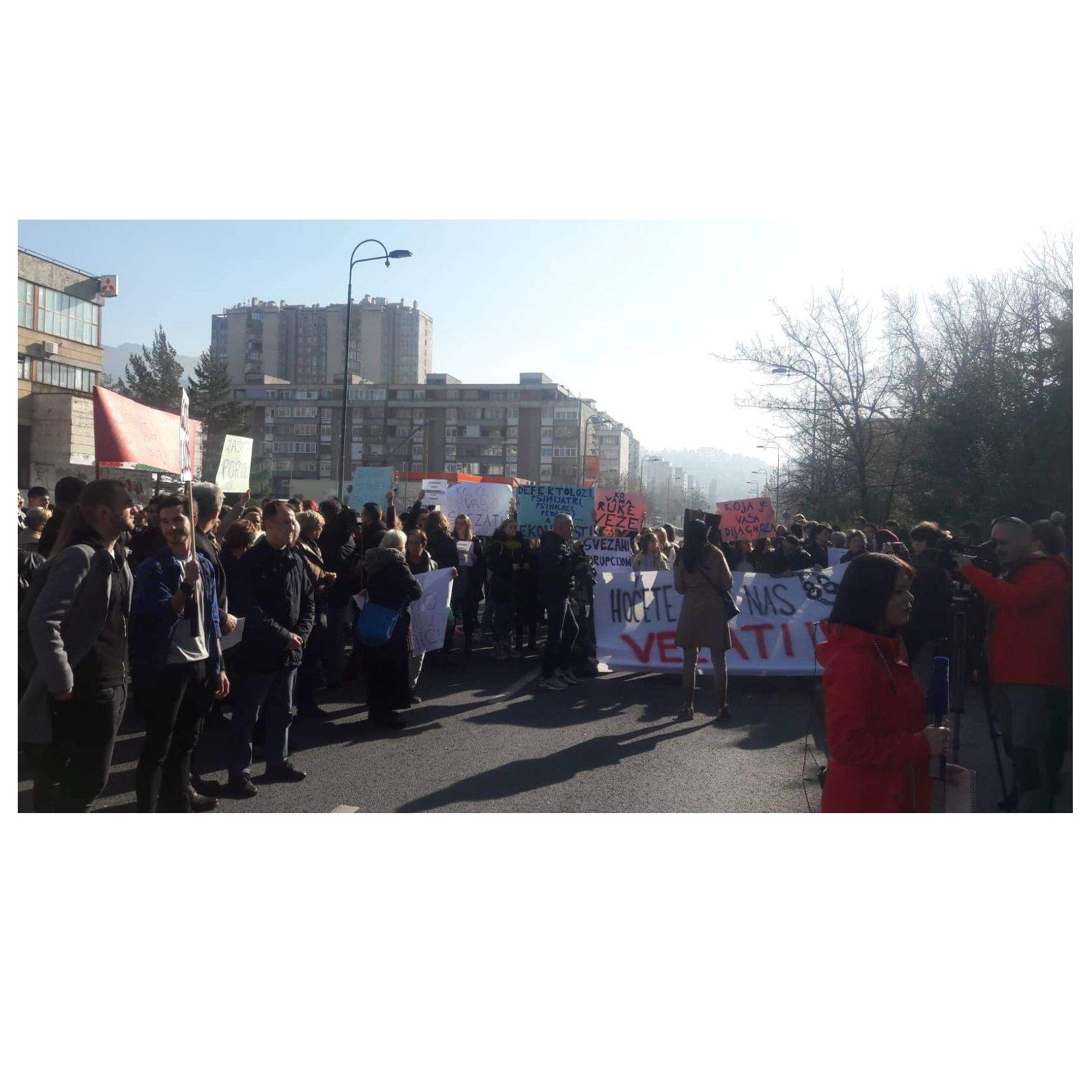 Počeo protest: Sarajlije i danas pred zgradom Vlade FBiH