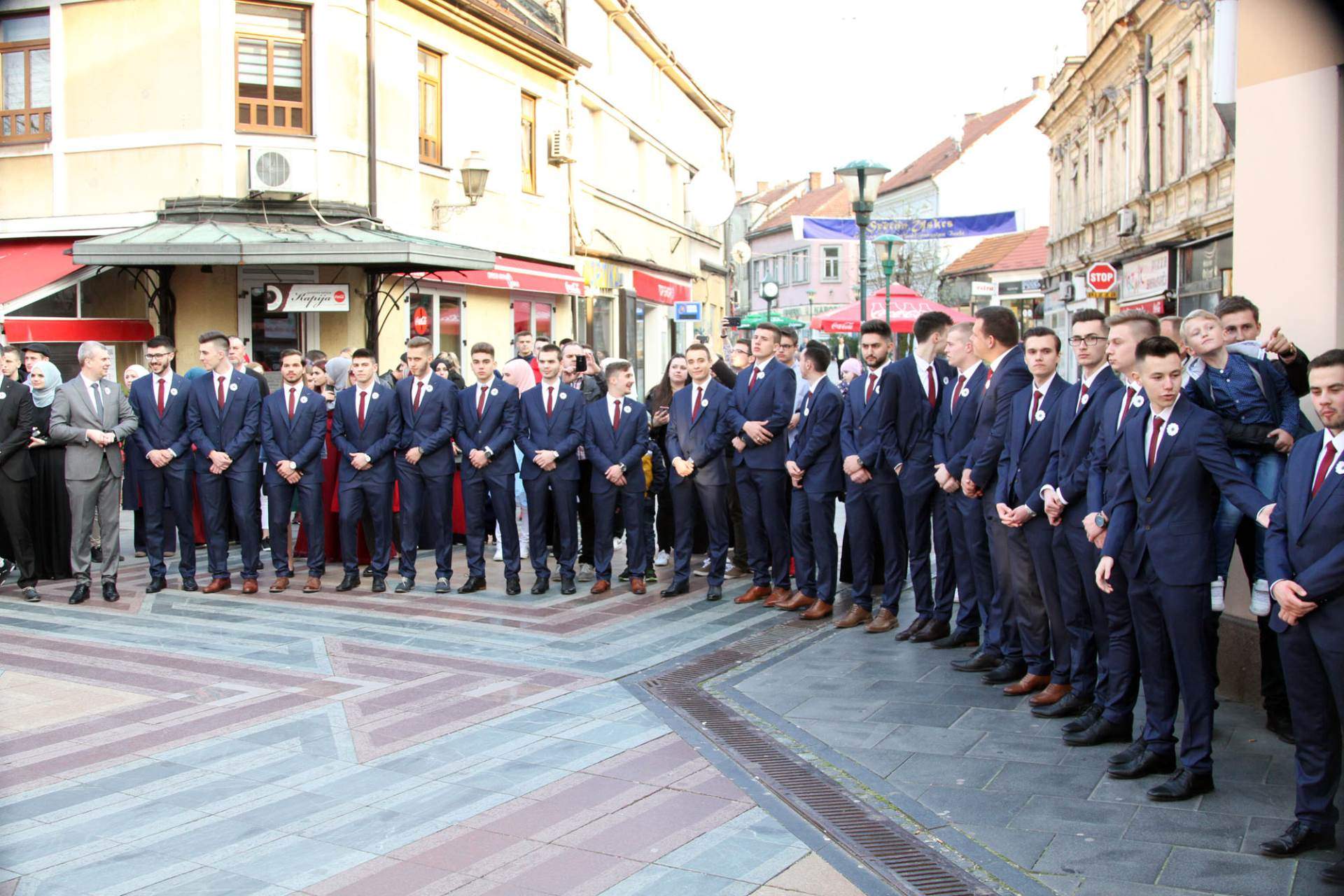 (Foto: AA) - Maturanti Behram-begove medrese svečano prodefilovali ulicama Tuzle (FOTO)