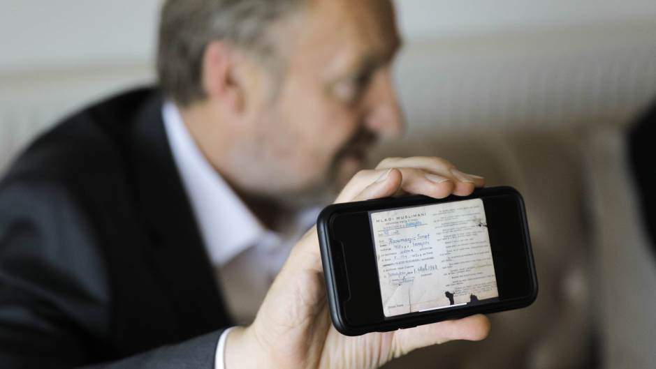 (Foto: Anadolija) - POSLIJE 77 GODINA | Izetbegović uručio Kasumagiću pristupnicu u Mlade Muslimane