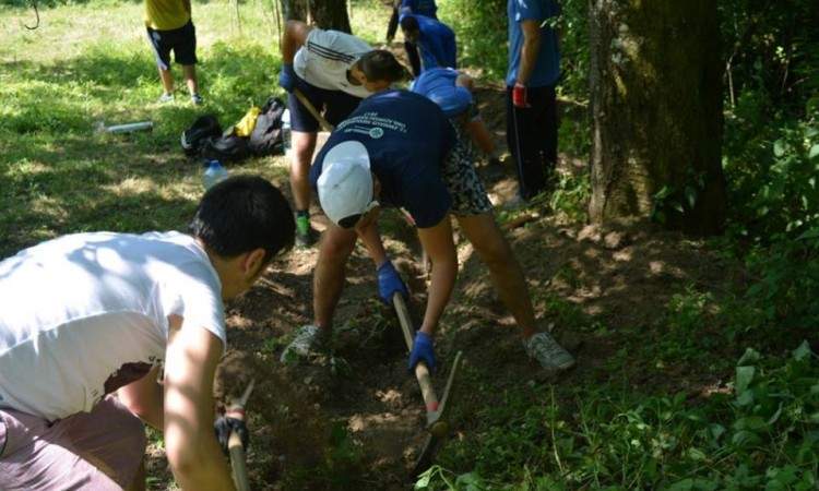 Volonteri iz cijelog svijeta čistili Memorijalni centar Potočari 