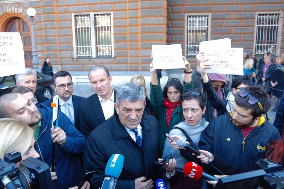 Pokvarili se antiteroristički stubići na najskupljem trotoaru u BiH