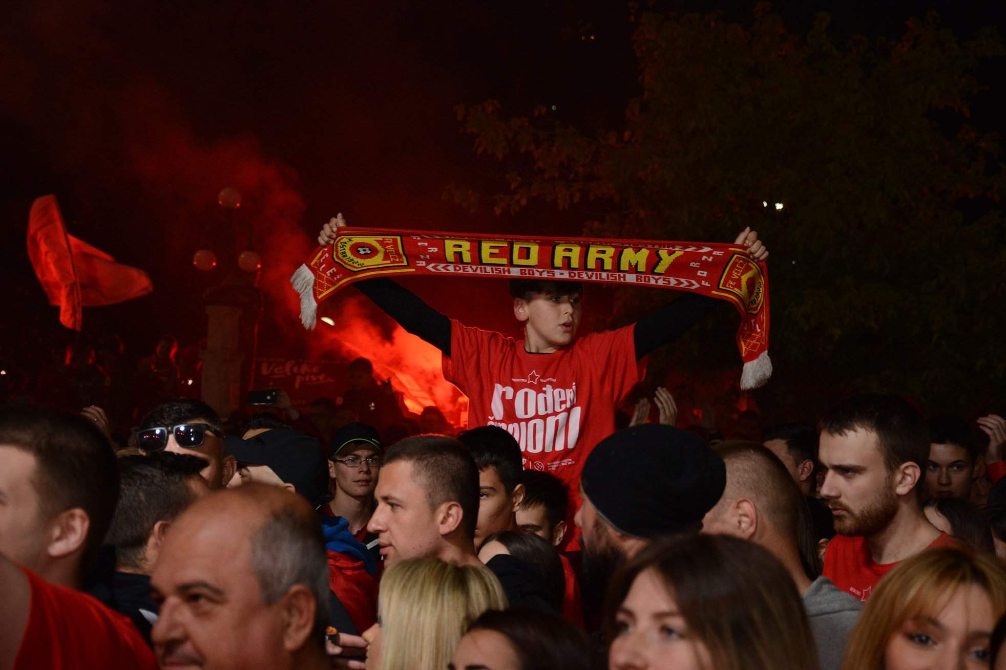 (Foto: Anadolija) - Mostar: Više hiljada ljudi na Trgu Musala slavi povratak FK Velež u Premijer ligu BiH