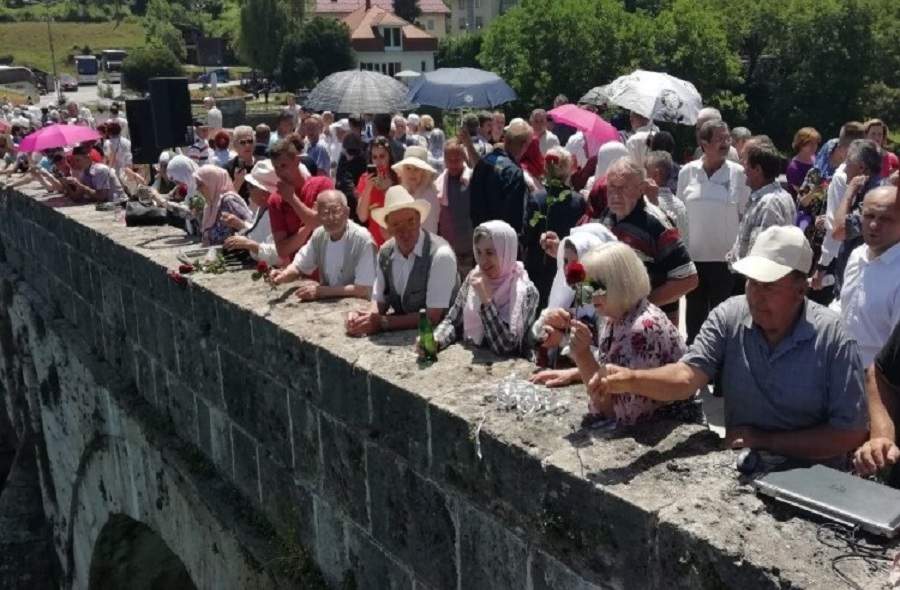 Višegrad: U Drinu spušteno 3.000 ruža za 3.000 ubijenih Bošnjaka