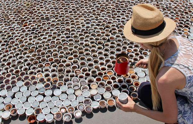 PAMTIŠ LI SREBRENICU |U Veneciji će 11. jula biti postavljena 8.373 fildžana kafe