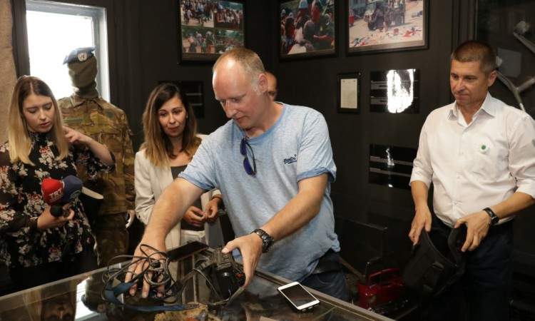 SJEĆANJE NA GENOCID| Bivši pripadnik holandskog bataljona poklonio autentičnu kameru kojom je snimana agonija Srebrenice