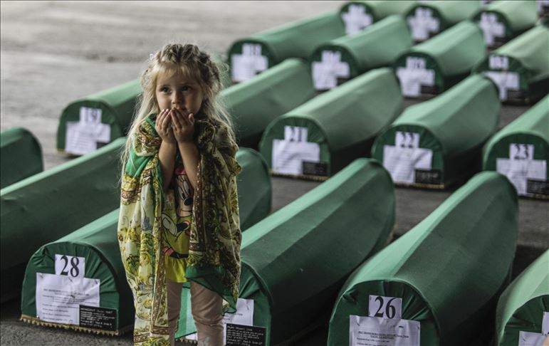 Potočari: Porodice obilaze mezarja i oproštaju se od najmilijih 