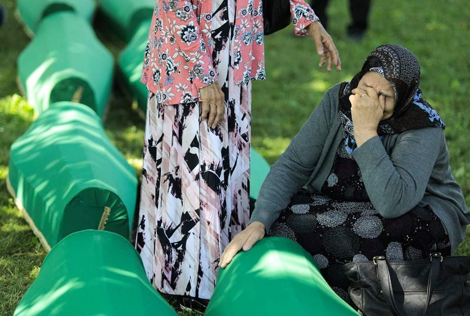 SMIRAJ ZA NEVINE ŽRTVE | Klanjana dženaza za 33 žrtve genocida u Srebrenici (Video)