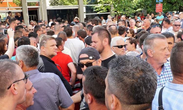 Radnici "Aluminija" zasuli Čovićev automobil bocama, Mostarom odjekuje "lopove, lopove"
