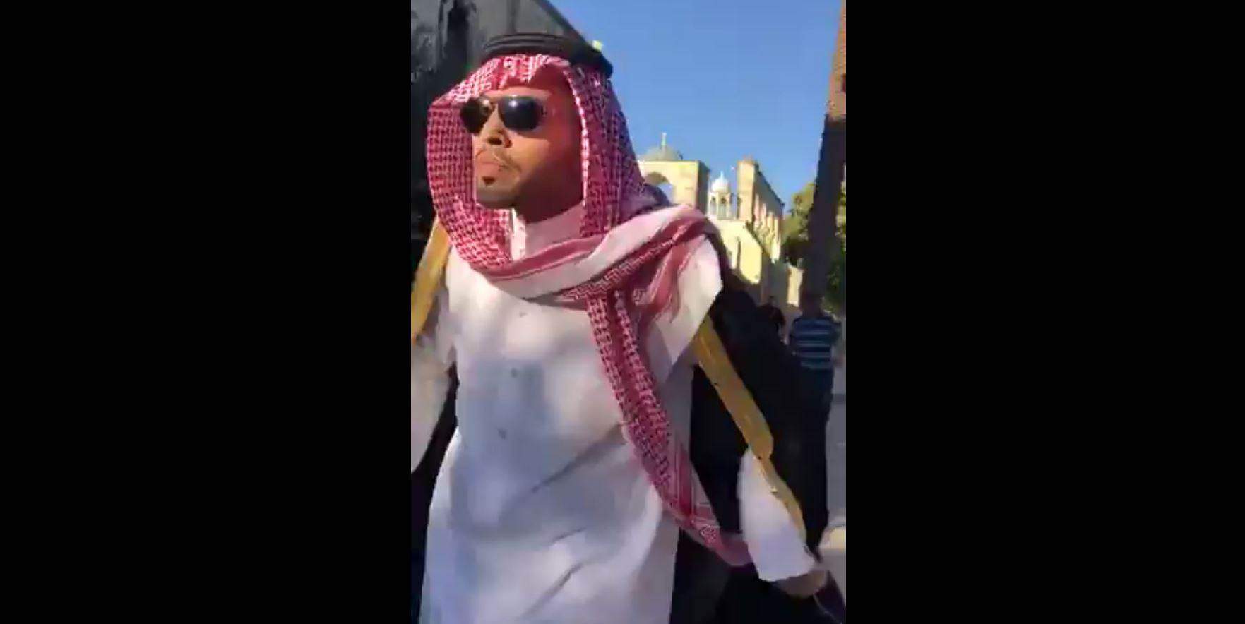 ZBOG POSJETE IZRAELU |Palestinci iz dvorišta Al-Akse istjerali saudijskog novinara (Video)