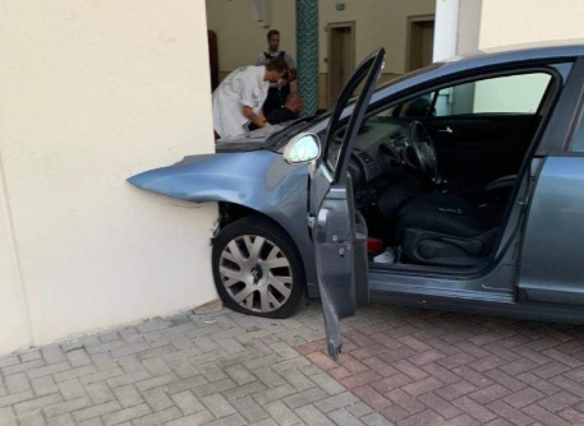Francuska: Muškarac se automobilom zabio u džamiju, vozač uhapšen