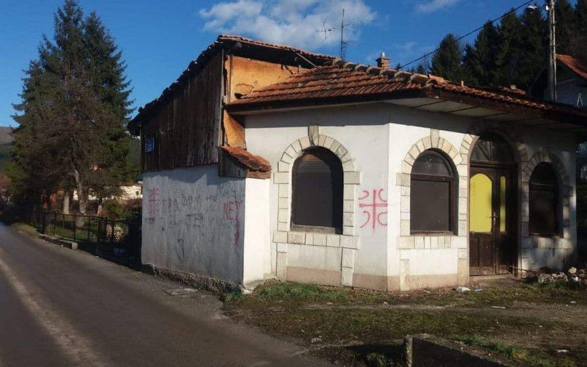 Crna Gora: Krstovi sa četiri S i dalje pred kućama Muslimana i Bošnjaka