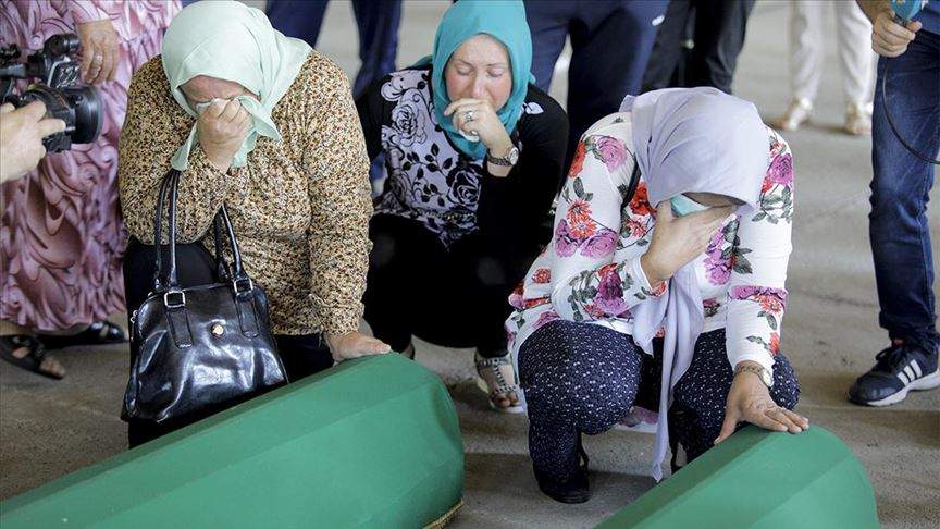 Porodice se opraštaju od najmilijih u Potočarima: Jecaji u bivšoj Fabrici akumulatora
