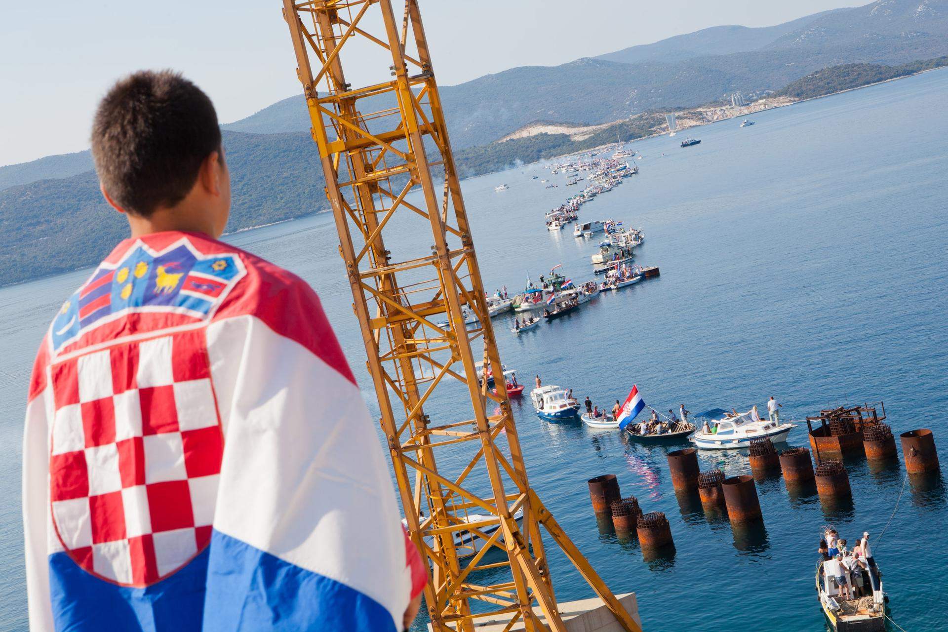 Suptilne prijetnje iz Hrvatske: Put BiH u EU vodi preko Pelješkog mosta