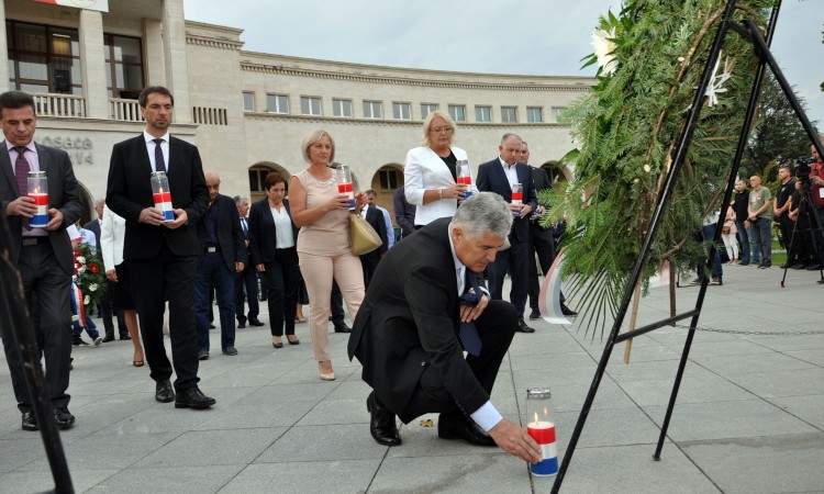 U Mostaru obilježena godišnjica osnivanja tzv. HR Herceg-Bosne, iza koje su ostali logori i zločini 