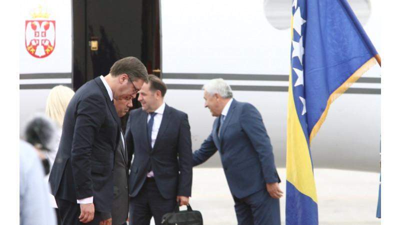 Vučić se poklonio bh. zastavi