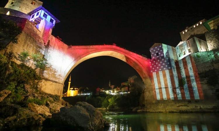 Stari most u Mostaru u bojama američke zastave 