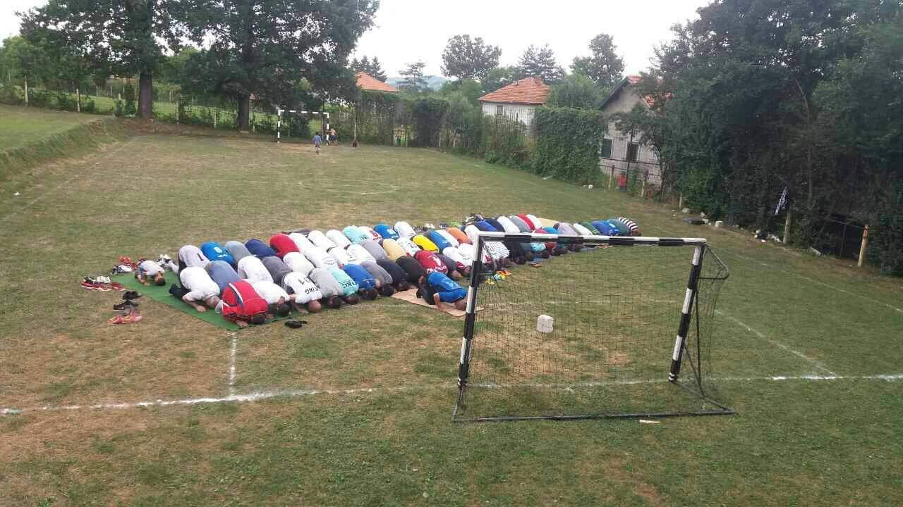 FOTO DANA: Namaz na nogometnom turniru