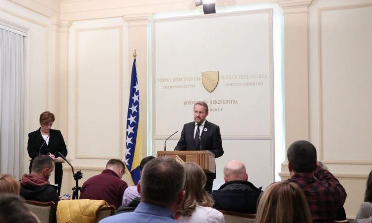 Izetbegović: Mladić je zločinac i kukavica 