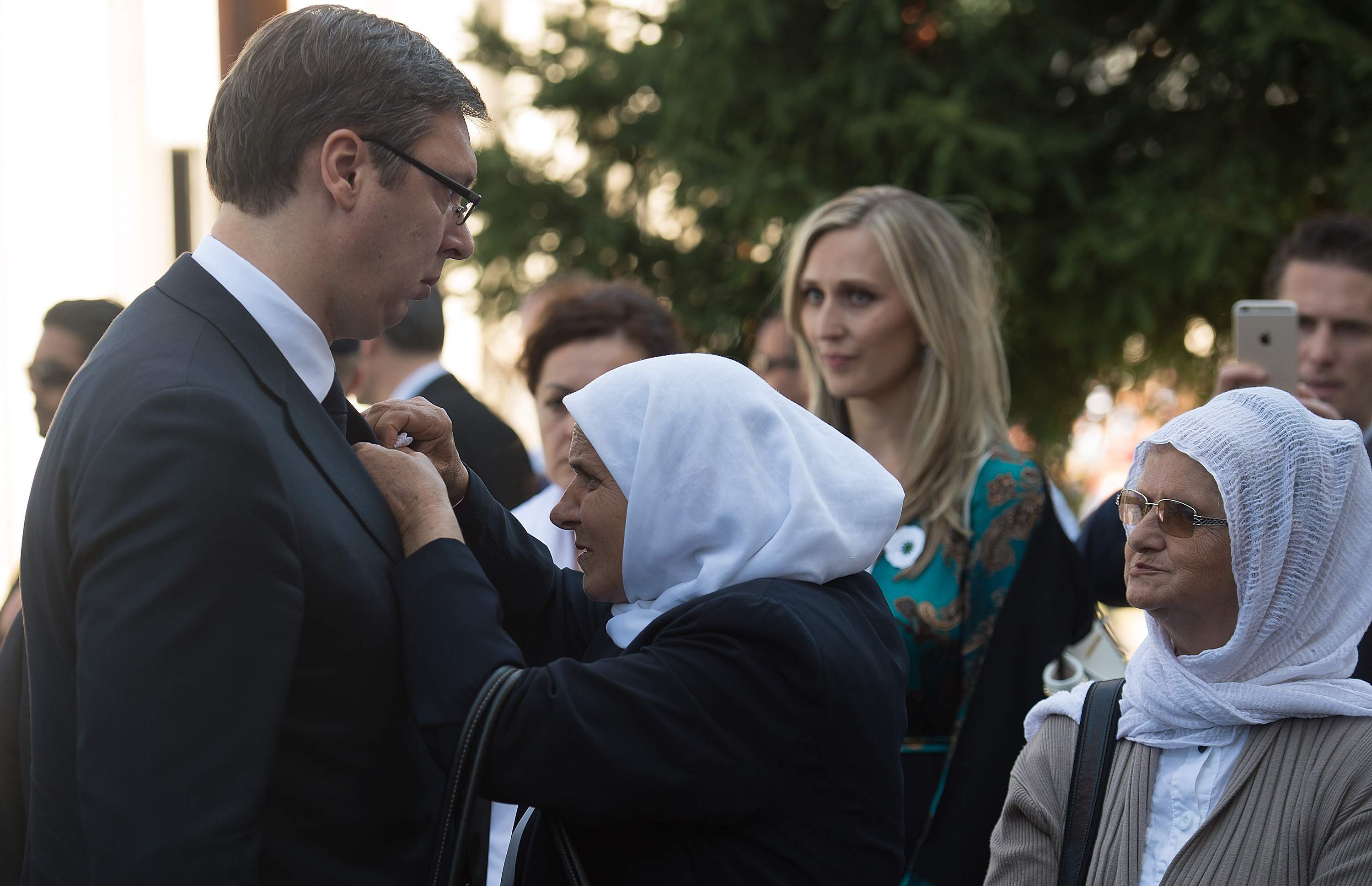 IGK: Neka Majke Srebrenice javno oduzmu Vučiću Cvijet Srebrenice
