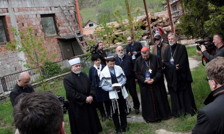 Vladika Grigorije potpisuje Platformu za mir