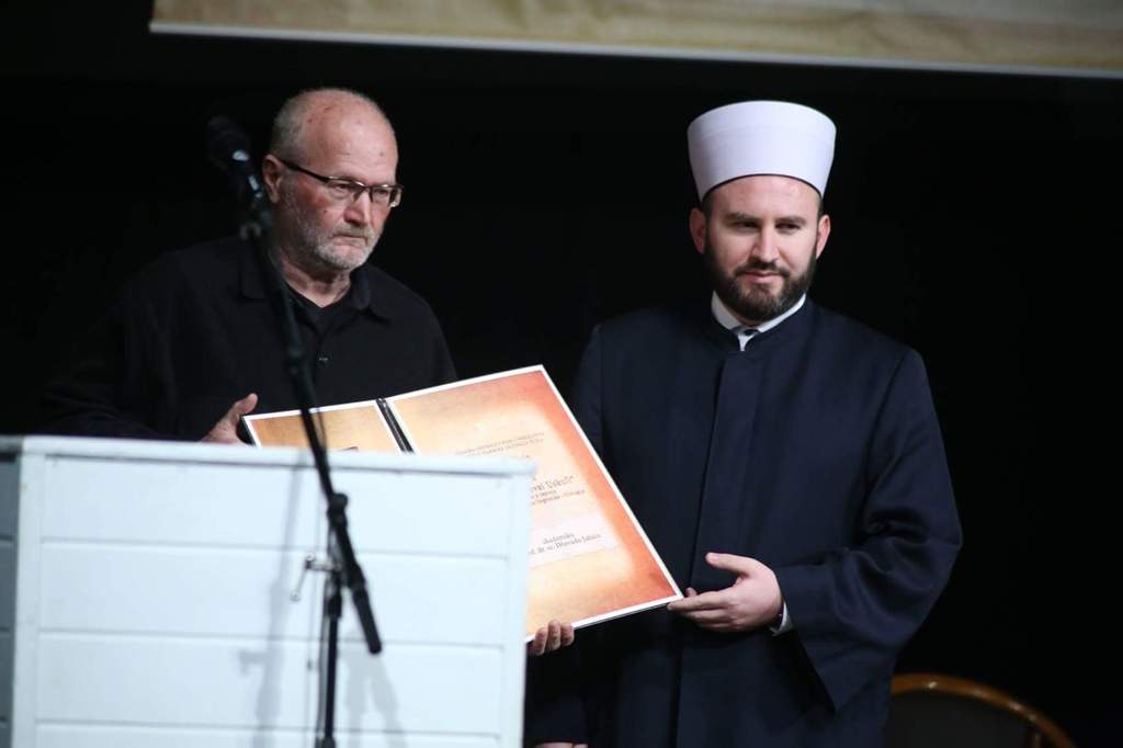 Akademiku Dževadu Jahiću uručena Povelja “Muhamed Hevai Uskufi”