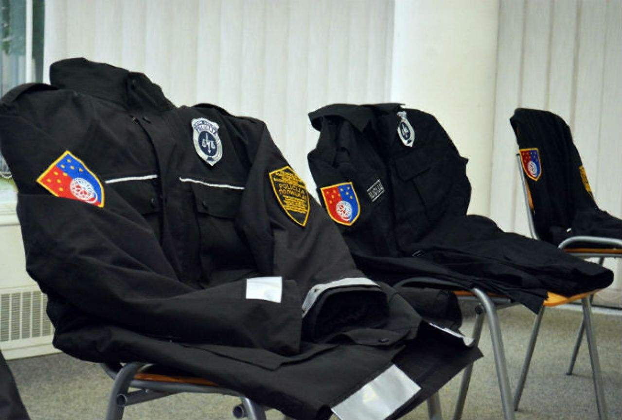 Državna vlada domaćim firmama onemogućava proizvodnju policijskih uniformi!?